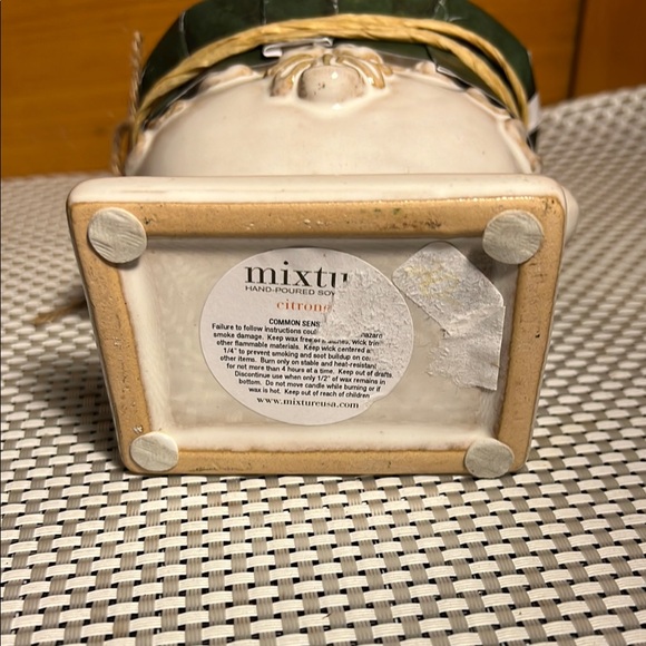 Citronella Soy Candle in Decorative Urn NWT - Picture 3 of 4